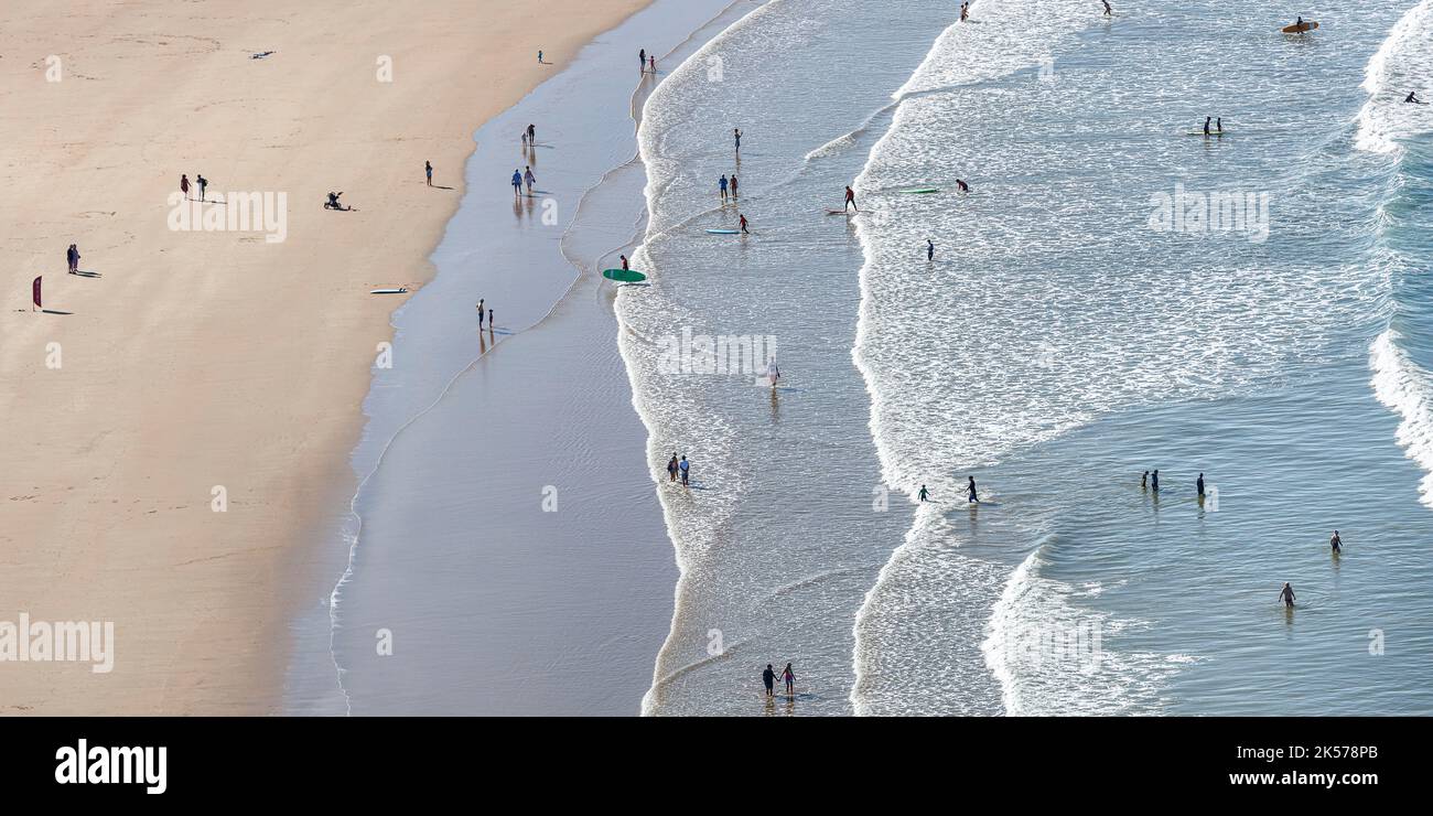 Francia, Vendee, St Gilles Croix de vie, escursionisti e bagnanti sulla Grande Plage con bassa marea (vista aerea) Foto Stock