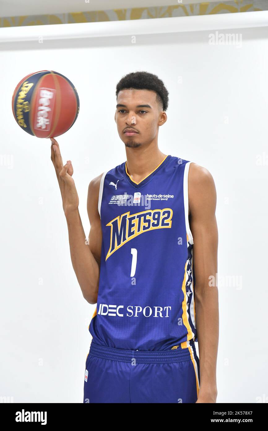 La star francese Victor Wembanyama si è imposta per il suo primo assaggio di NBA Foto Stock