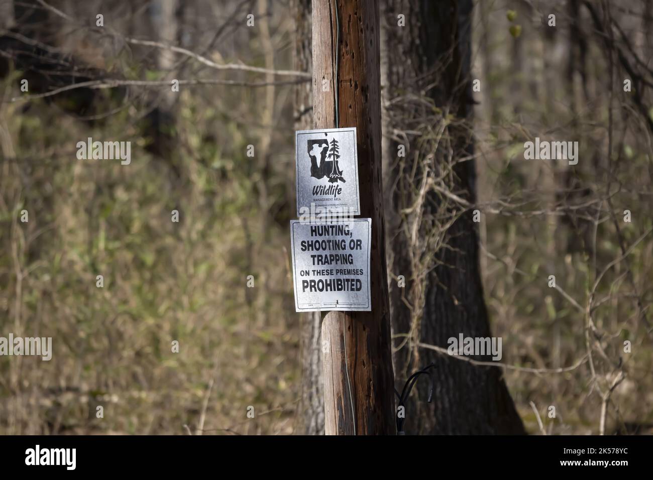 BUSSEY BRAKE ZONA DI GESTIONE DELLA FAUNA SELVATICA LOUISIANA/USA – FEBBRAIO 28 2022: Cartello inviato dal Dipartimento della Louisiana di fauna selvatica e pesca proibendo h Foto Stock