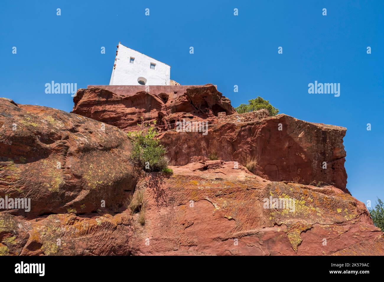 Spagna, Catalogna, Costa Daurada, Mont-Roig del Camp, Ermita de Mare de Deu de la Roca dipinta da Joan Miró Foto Stock