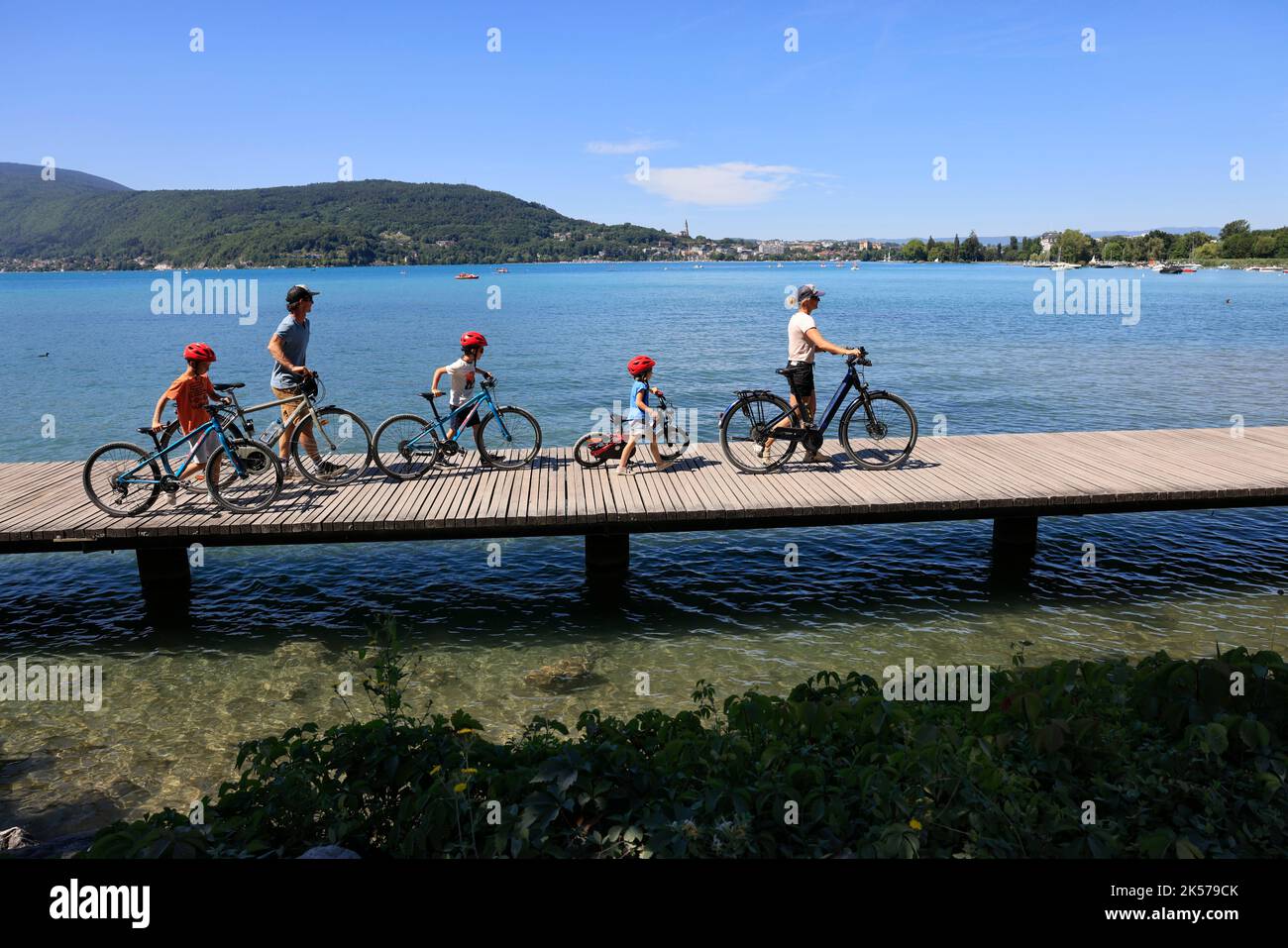 Francia, Haute-Savoie (74), Annecy , giro in bicicletta in famiglia, una breve pausa sui pontoni del piccolo porto, la pista ciclabile passa proprio accanto ad esso, si gira intorno al lago di Annecy, 40 chilometri e 300 m di altitudine, ed è stato completato nel 2022, Foto Stock