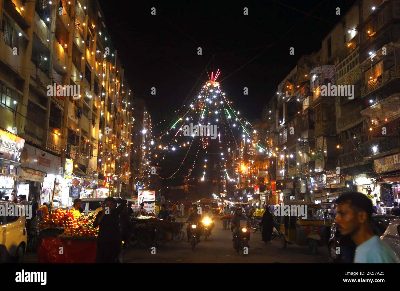 Hyderabad, Pakistan, 06/10/2022, Una bella vista illuminata di strada in connessione di 12th Rabi-ul-Awwal, l'anniversario di compleanno del Profeta Santo Muhammad (PBUH) in arrivo, che si trova sulla strada Saddar Burns a Karachi il Giovedi, 06 ottobre 2022. Foto Stock