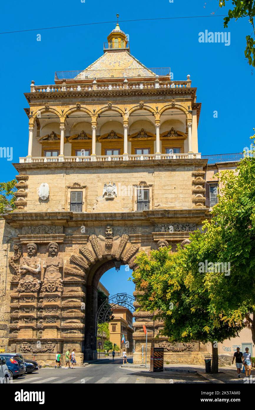 Italia, Sicilia, Palermo, palazzo dei re normanni del 12th ° secolo, e in precedenza fortezza punica, fortezza romana, castello degli emiri arabi e infine sede dell'assemblea regionale siciliana, porta Nuova Foto Stock