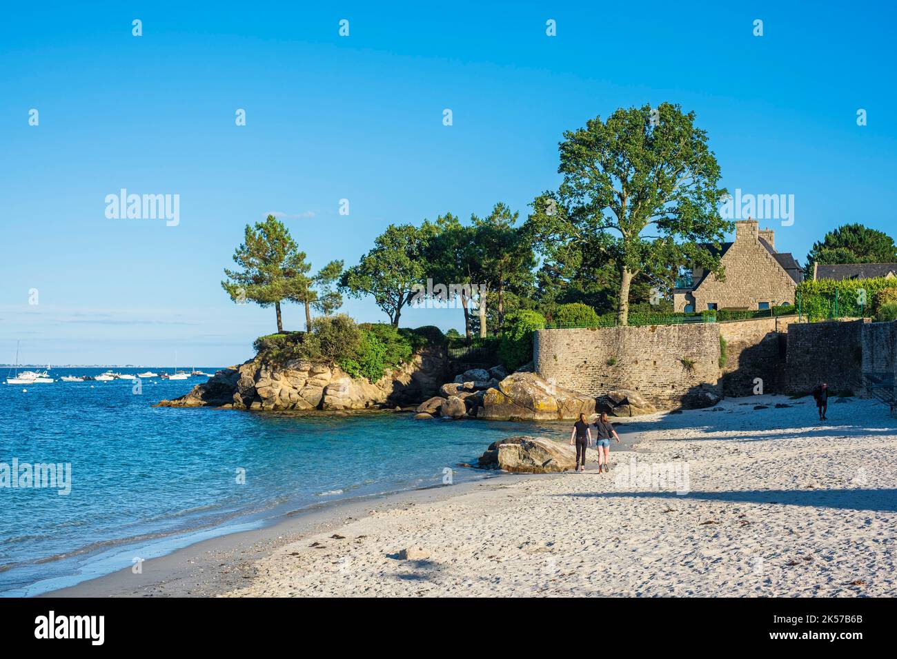 Francia, Finistere, Fouesnant, frazione di Beg Meil, spiaggia di Porz Beg Meil sul sentiero costiero o GR 34 percorso a lunga distanza Foto Stock