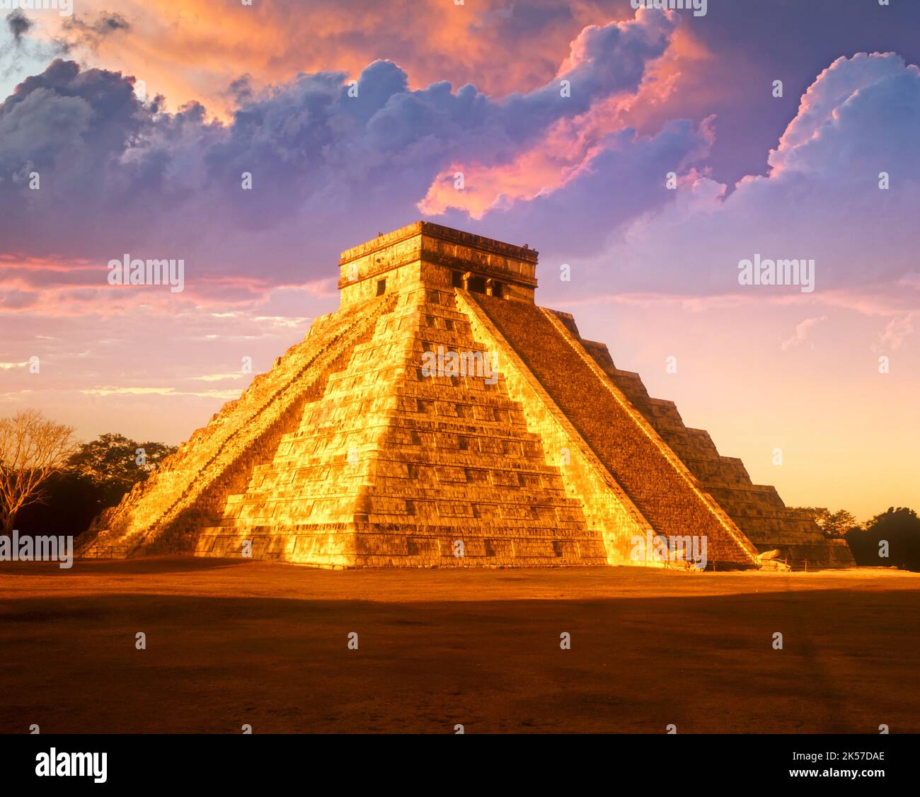 EL CASTILLO KUKULKAN PIRAMIDE CHICHEN ITZA rovine maya Yucatan Messico Foto Stock
