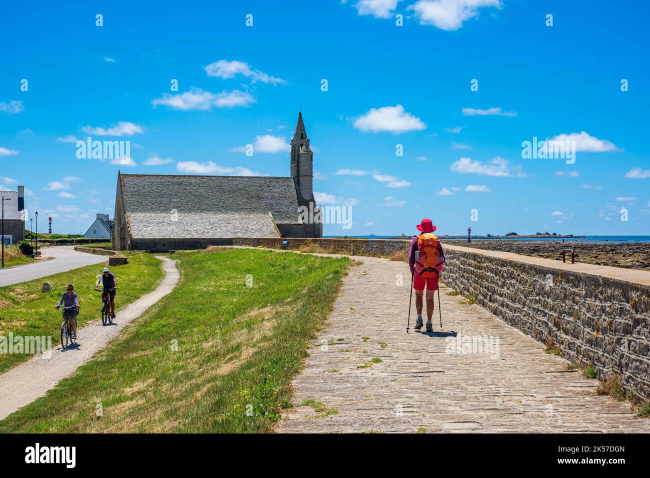 Francia, Finistere, Penmarc'h, frazione Saint-Guénolé, 13th ° secolo Notre-Dame-de-la-Joie cappella, escursione sul sentiero costiero o GR 34 lunga distanza percorso Foto Stock