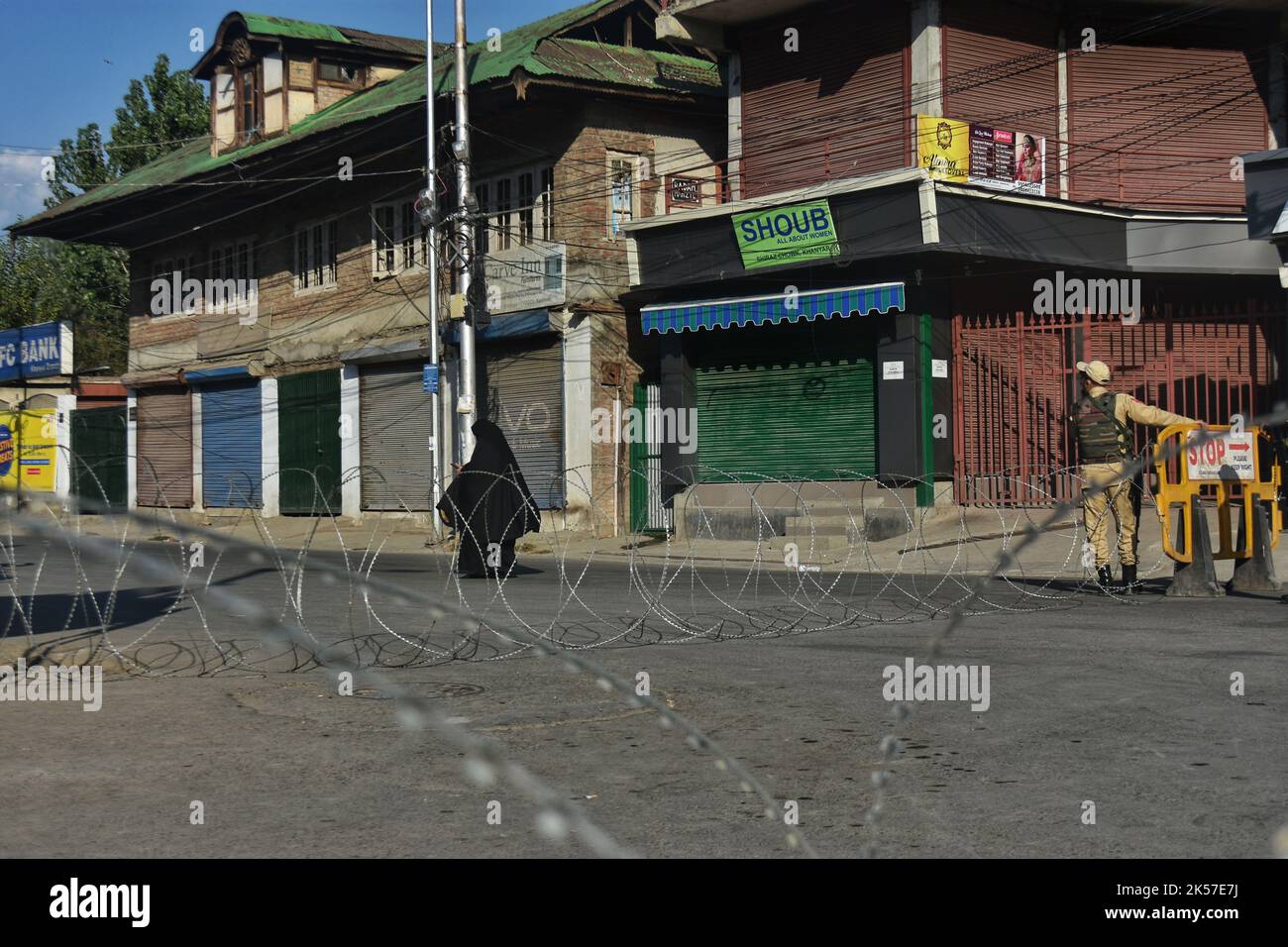 Srinagar, India. 05th Ott 2022. La sicurezza si è attivata e il movimento civile è stato limitato in molti luoghi, mentre Amit Shah visita Gurudwara Chati Patshahi a Rainawari durante la visita di tre giorni di HM Amit Shah a Jammu e Kashmir a Srinagar, India, il 5 ottobre 2022. (Foto di Mubashir Hassan/Pacific Press/Sipa USA) Credit: Sipa USA/Alamy Live News Foto Stock