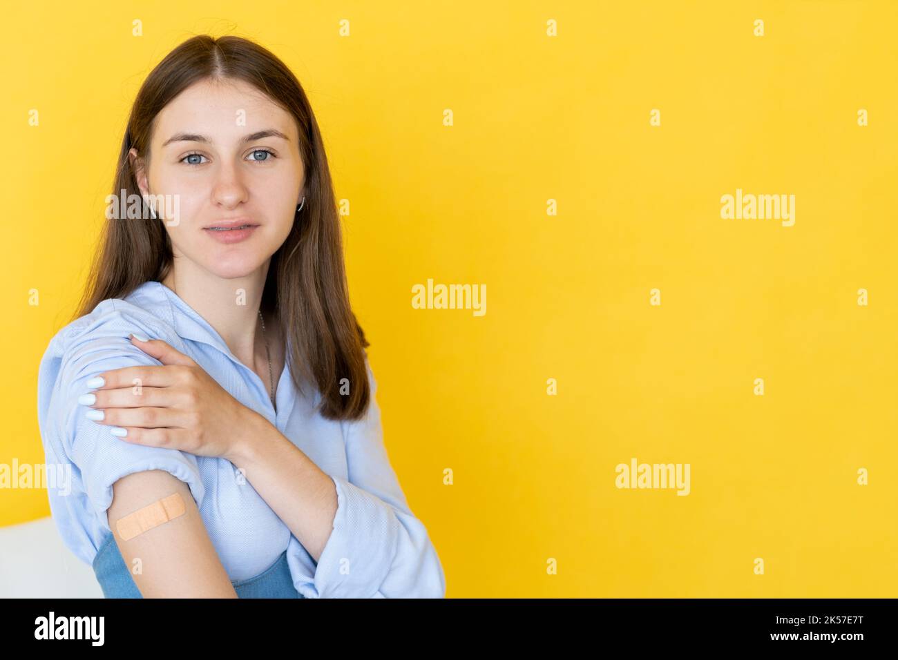protezione covid buona donna vaccinazione progresso Foto Stock