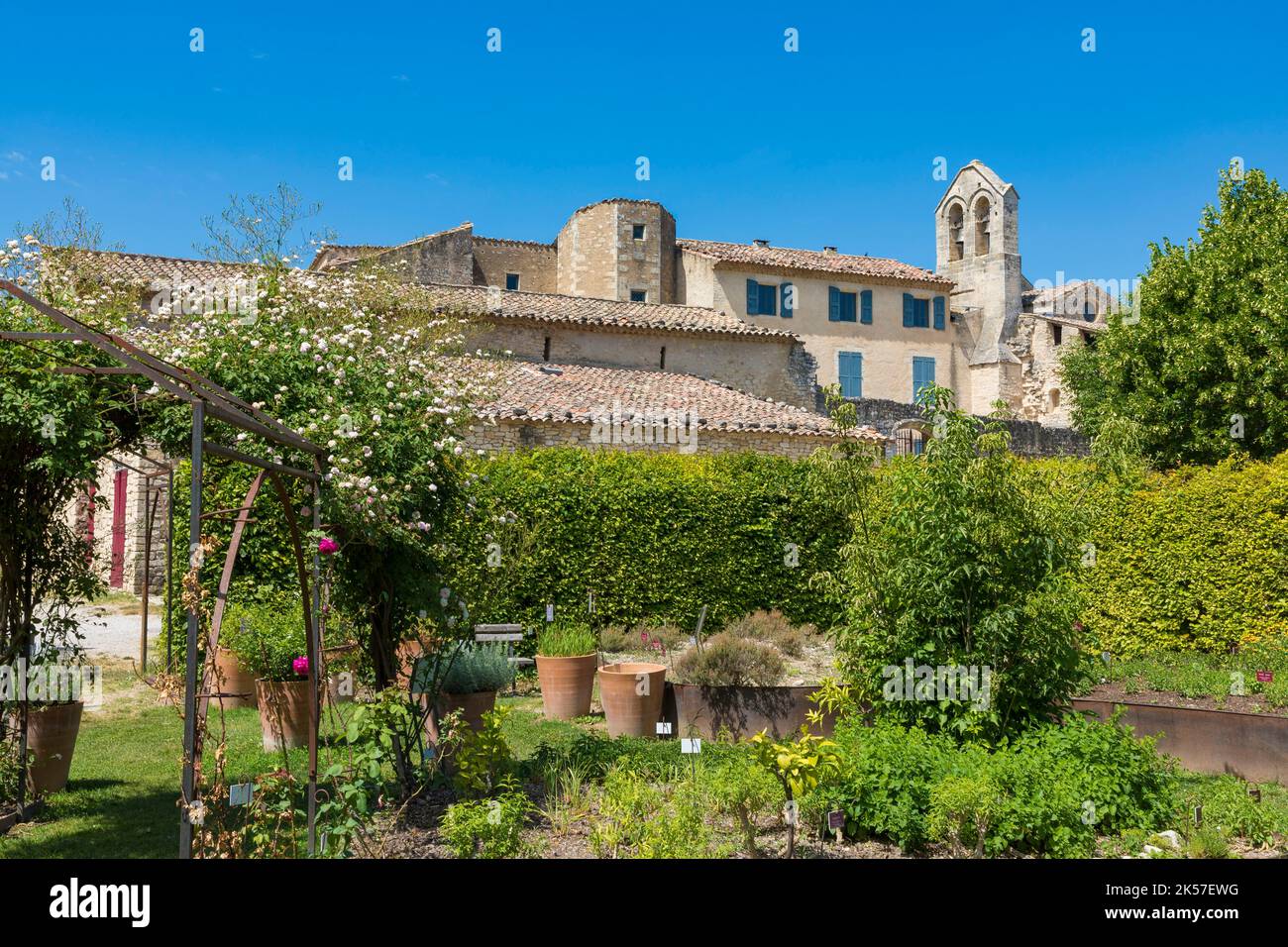 Francia, Alpes-de-Haute-Provence, Mane, Notre Dame de Salagon priorato romanico, giardino Foto Stock