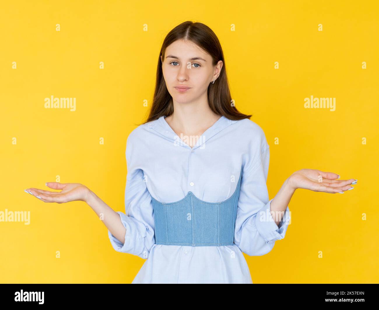 esitante donna sentimenti impotenti sguardo incerto Foto Stock