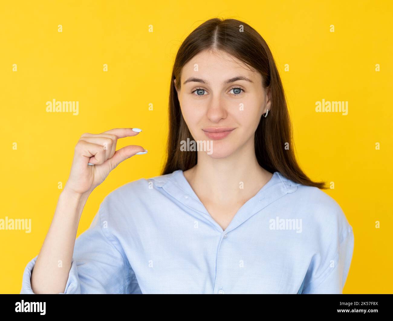 piccolo gesto di misura donna grazioso Foto Stock