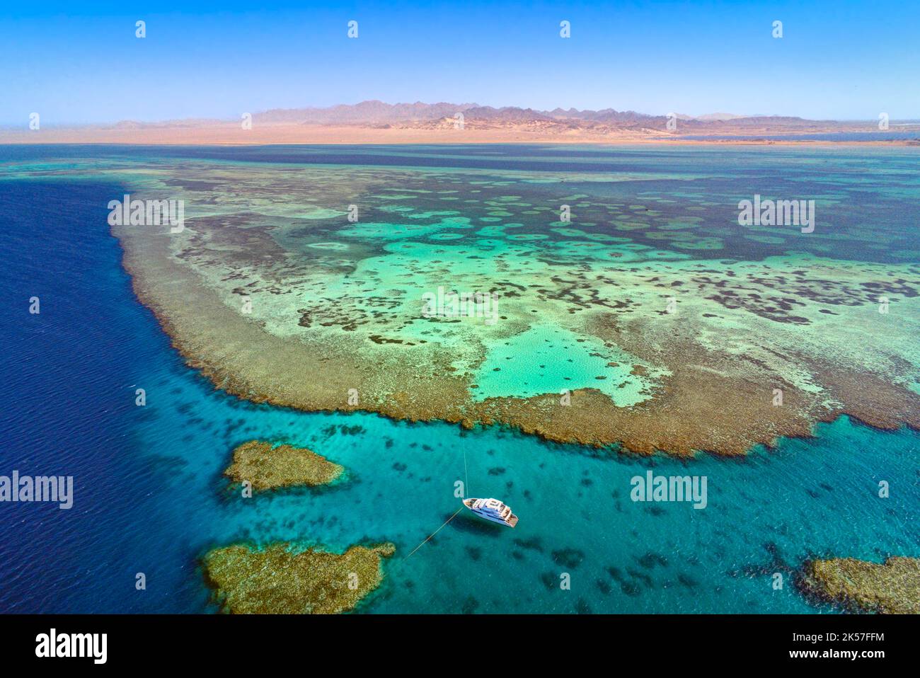 Egitto, Sinai, golf di Suez, stretto di Gubal, la barriera corallina di Sha'ab Mahmud vicino Sharm-el-Sheikh (vista aerea) Foto Stock