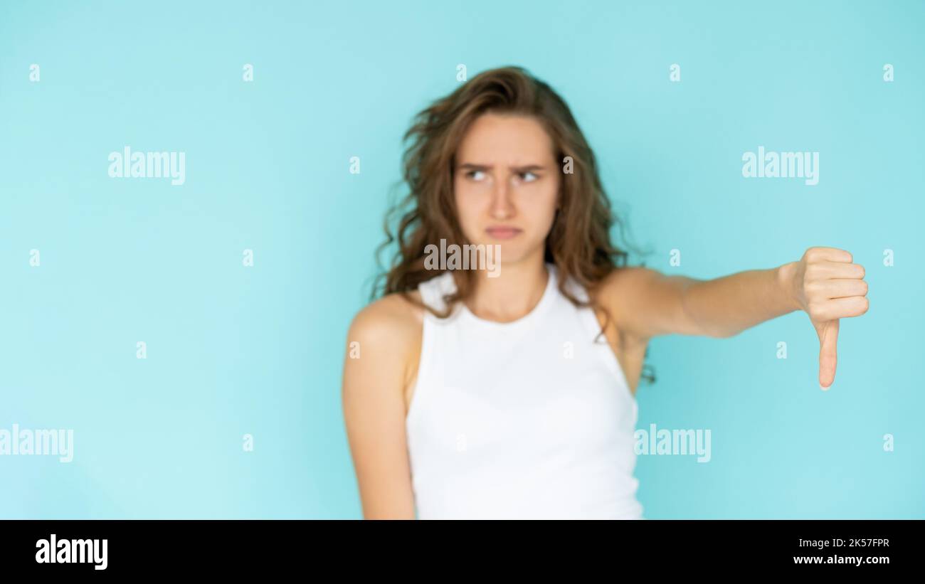 gesto dissimile dispiaciuta donna cattiva soluzione Foto Stock