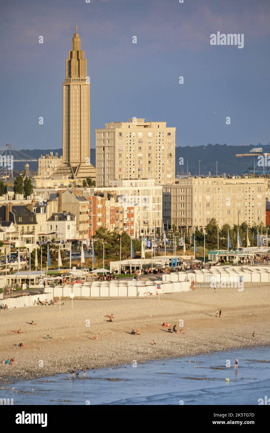 Francia, Senna Marittima, Sainte-Adresse, vicino a le Havre, vista sulla chiesa di Saint-Joseph, le torri gemelle Porte Océane, la spiaggia di le Havre e le sue capanne sulla spiaggia Foto Stock