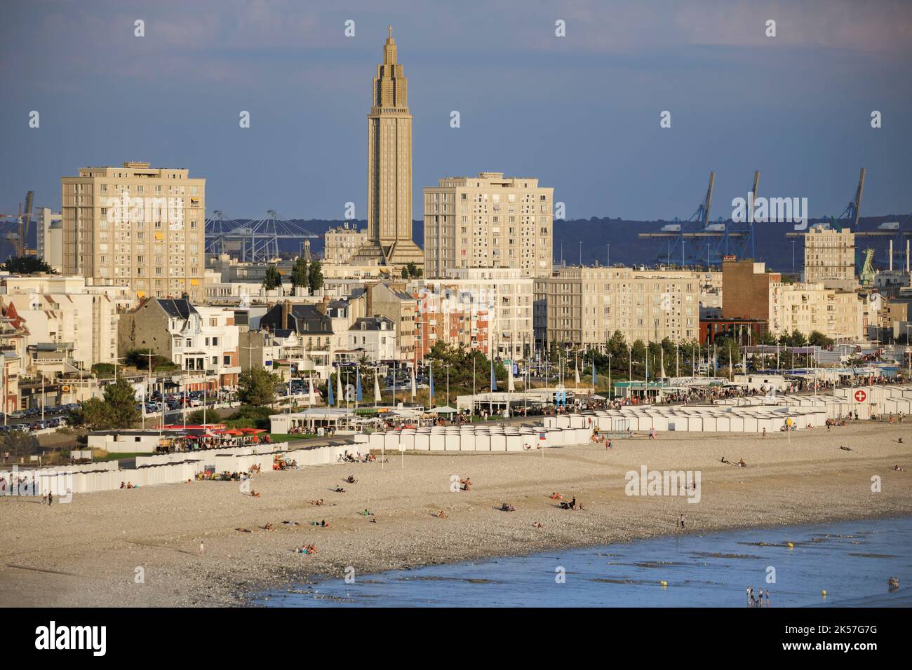 Francia, Senna Marittima, Sainte-Adresse, vicino a le Havre, vista sulla chiesa di Saint-Joseph, le torri gemelle Porte Océane, la spiaggia di le Havre e le sue capanne sulla spiaggia Foto Stock