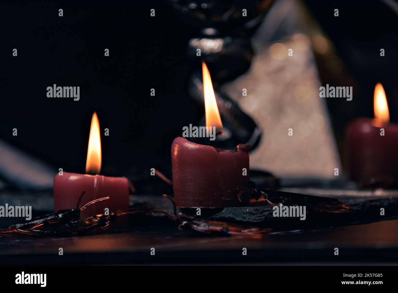 Composizione stregoneria con candele bruciate, gioielli e pentagramma simbolo. Halloween e concetto occulto, rituale magia nera. Foto Stock