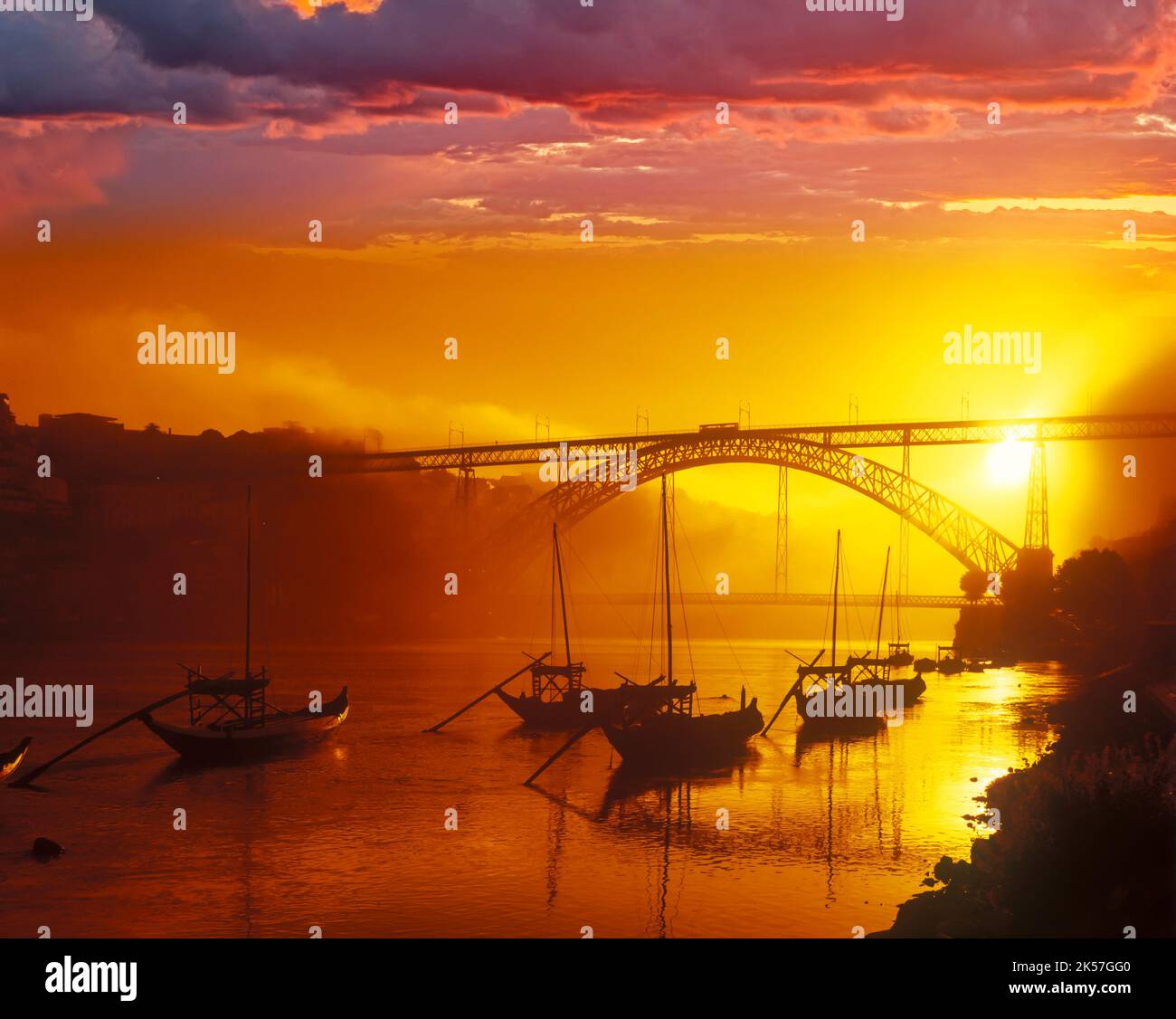 RABELOS VILA NOVA DE GAIA PONTE DOM LUIS 1 PONTE (©THEOPHILE SEYRIG 1886) RIO DOURO OPORTO PORTOGALLO Foto Stock