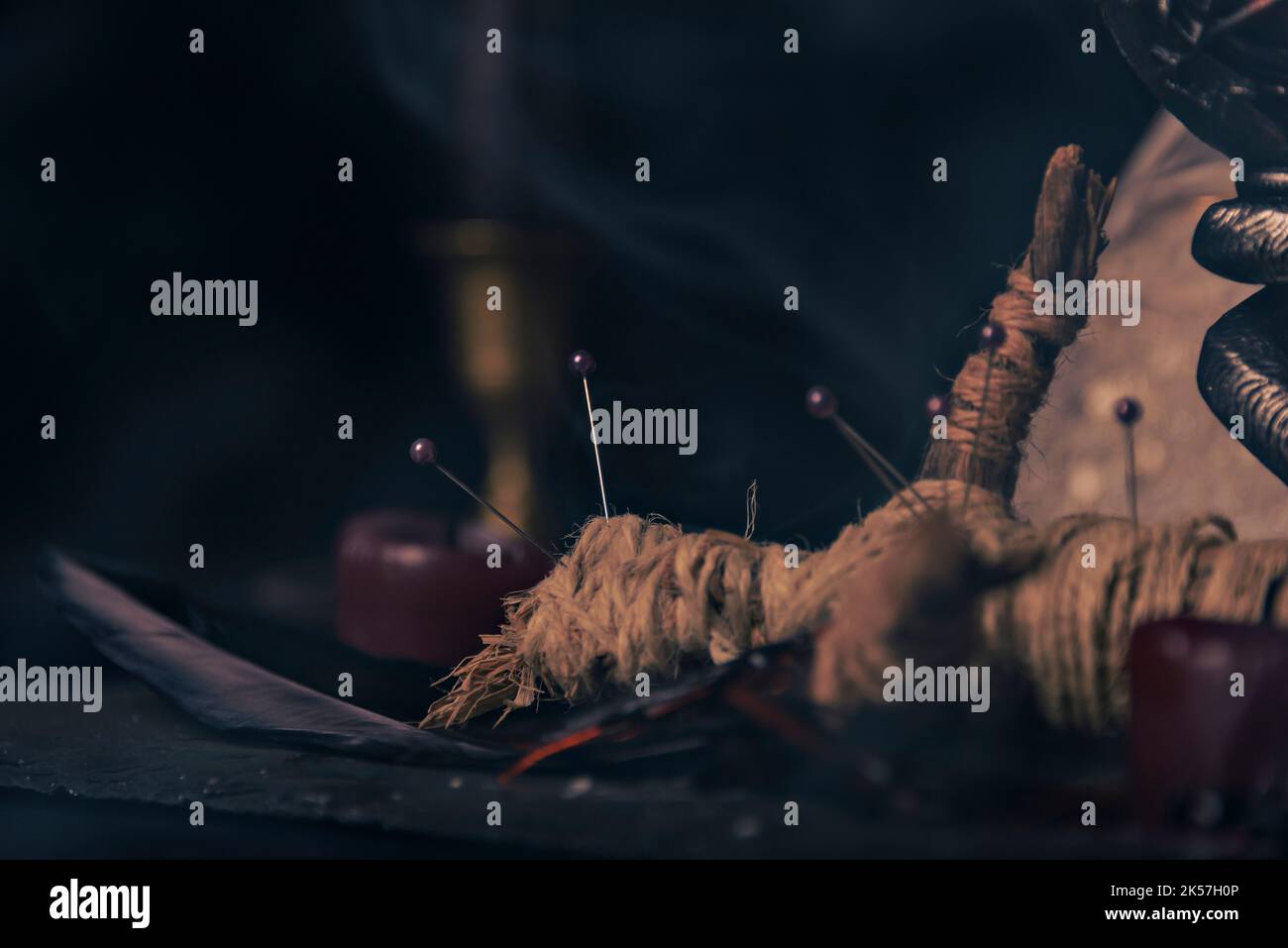 Composizione stregoneria con candele bruciate, gioielli e pentagramma simbolo. Halloween e concetto occulto, rituale magia nera. Foto Stock