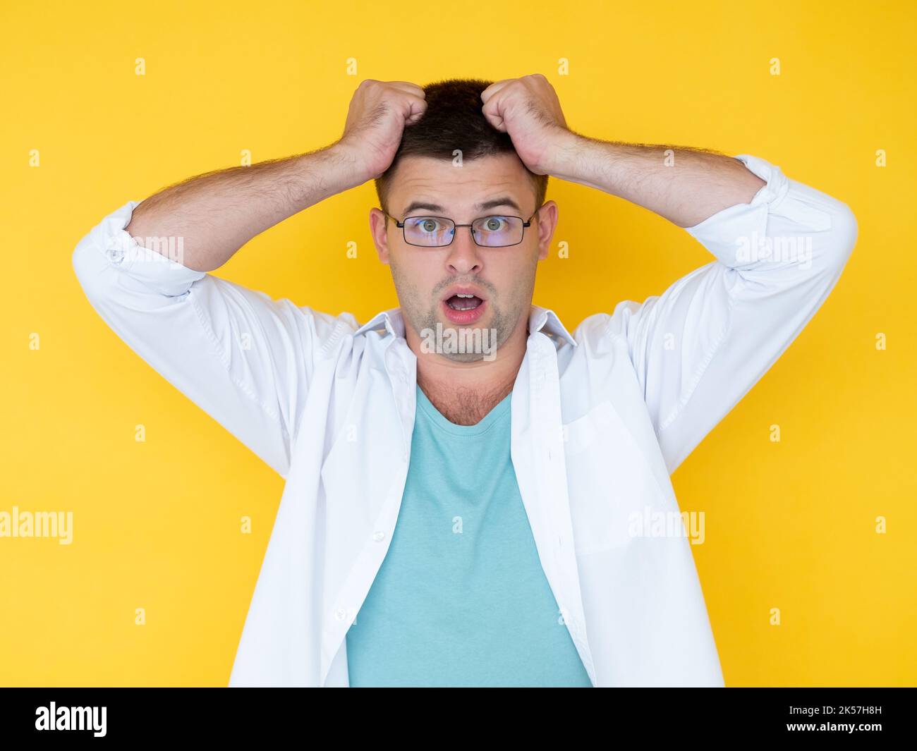 le notizie incredibili hanno scioccato l'emozione di incredulità dell'uomo Foto Stock