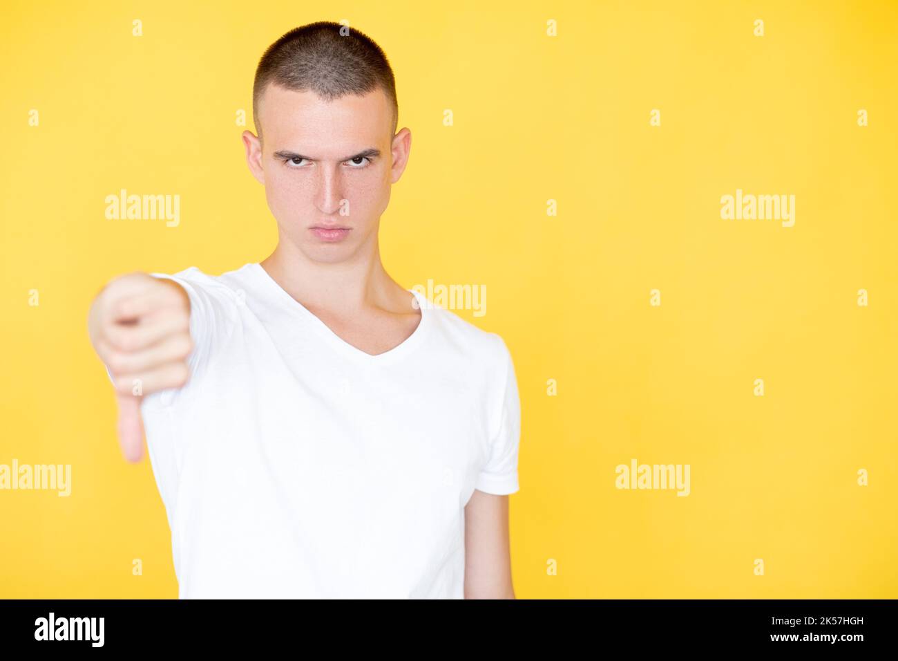 gesto dissimile dispiaciuta l'uomo cattiva soluzione cupa Foto Stock