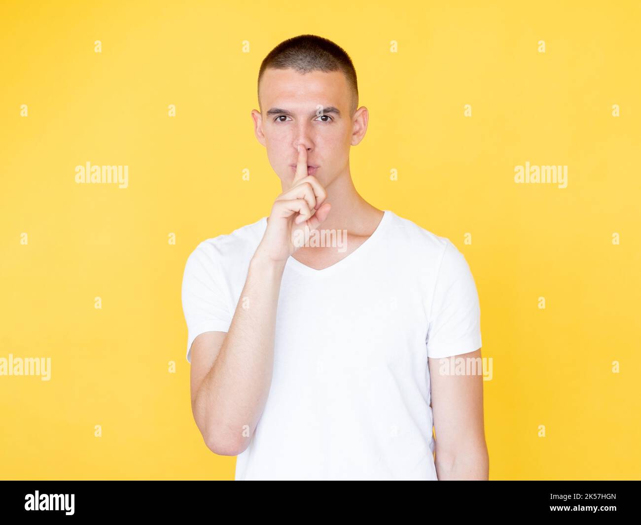 silenzio gesto cospiratore uomo censura espressione Foto Stock