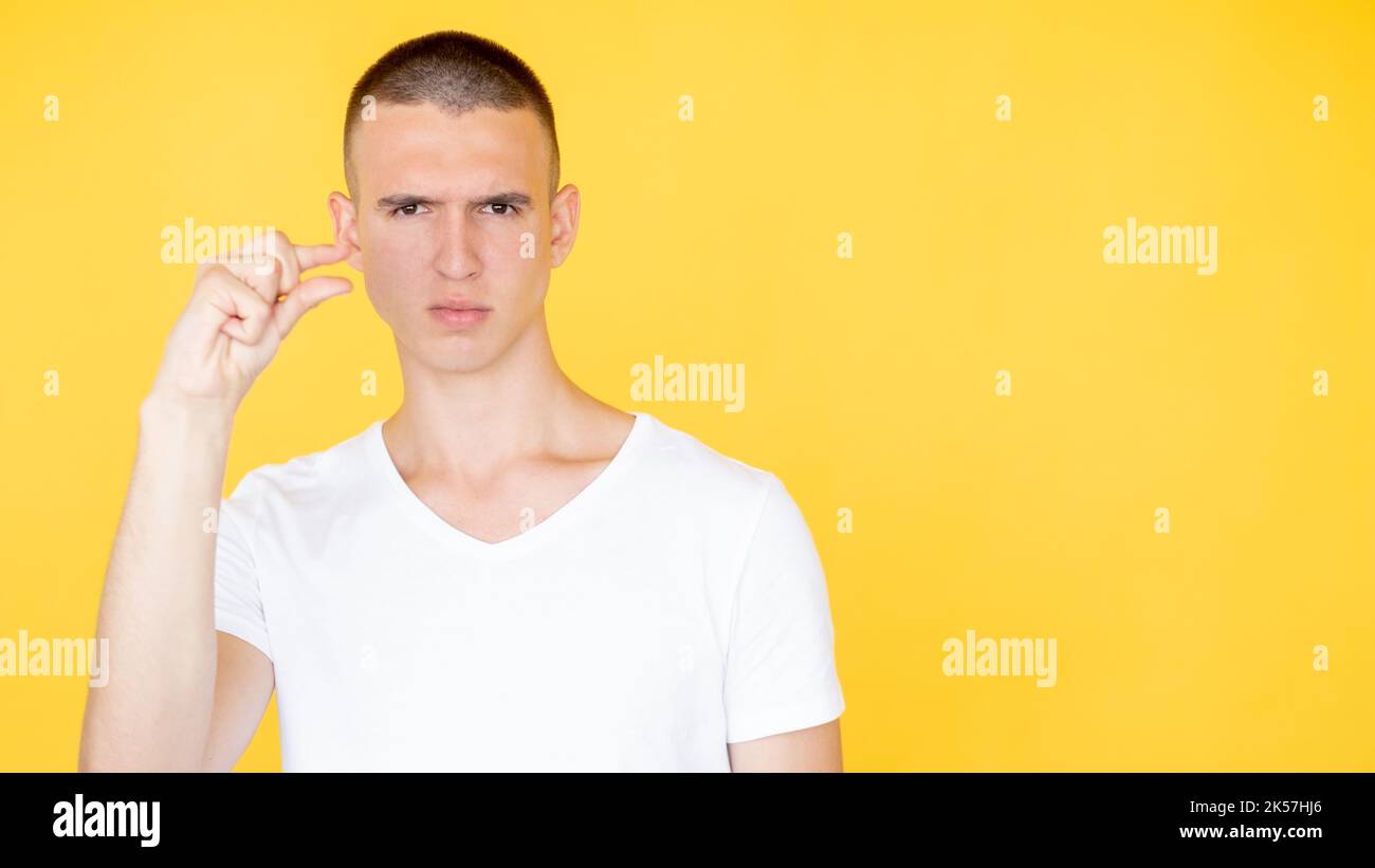 piccolo gesto di misurazione uomo serio Foto Stock