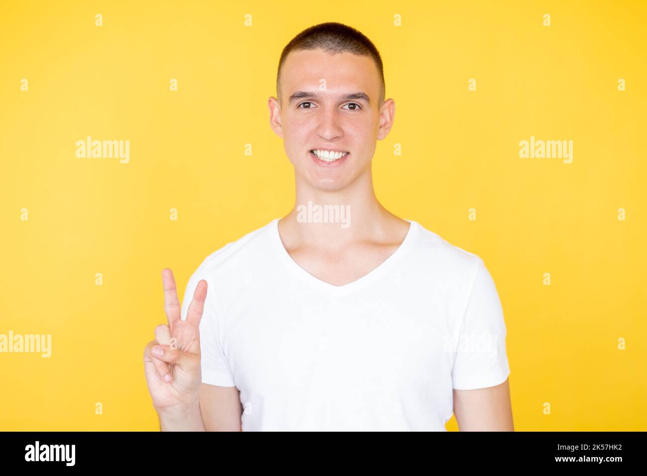 mantenere la pace uomo sincero stile di vita positivo felice Foto Stock