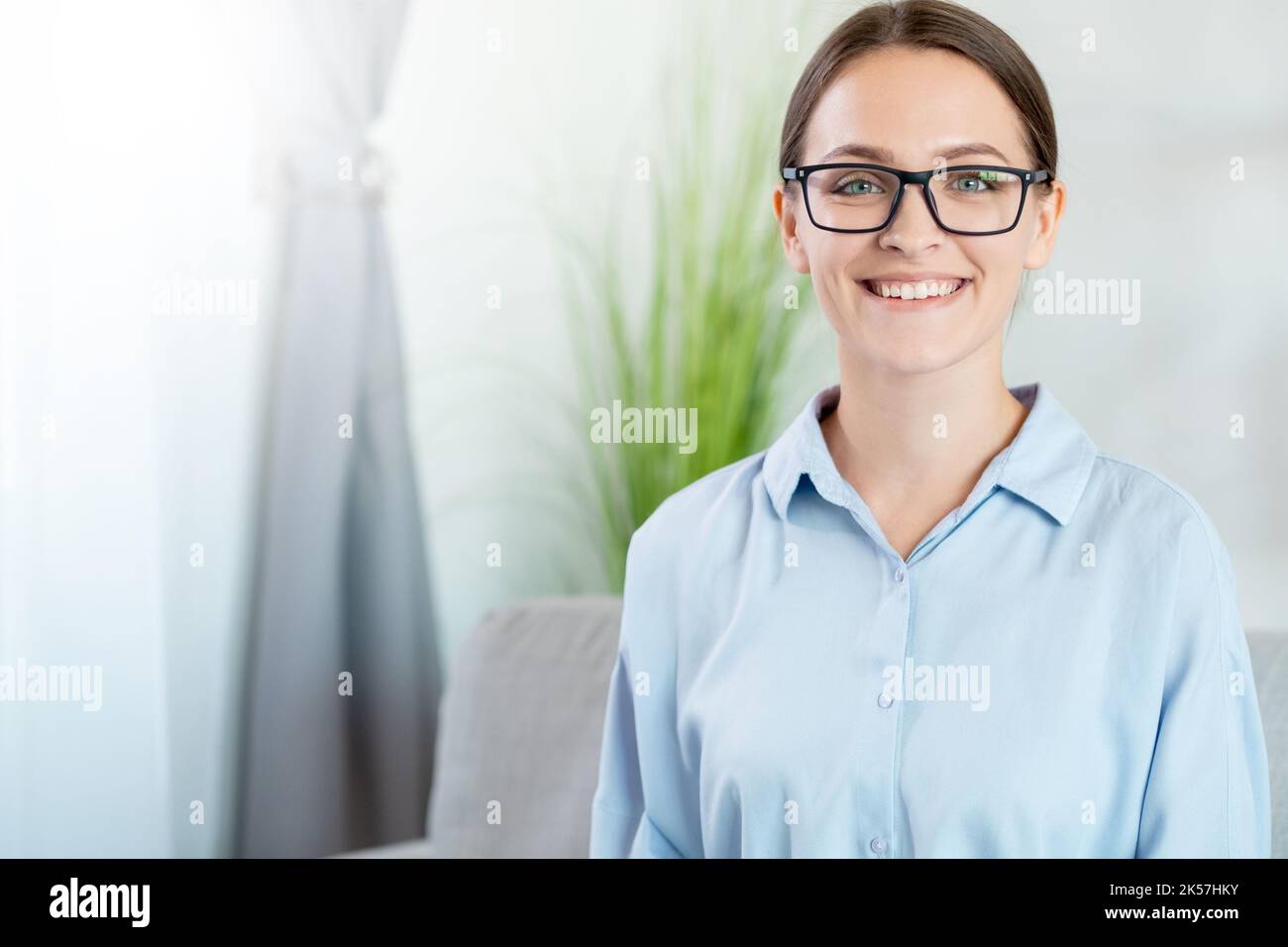 Ritratto donna intelligente. Carriera di successo. Stile di vita positivo. Fiducioso allegro sorridente vettura di vita femminile in occhiali a casa luce interni con libero Foto Stock