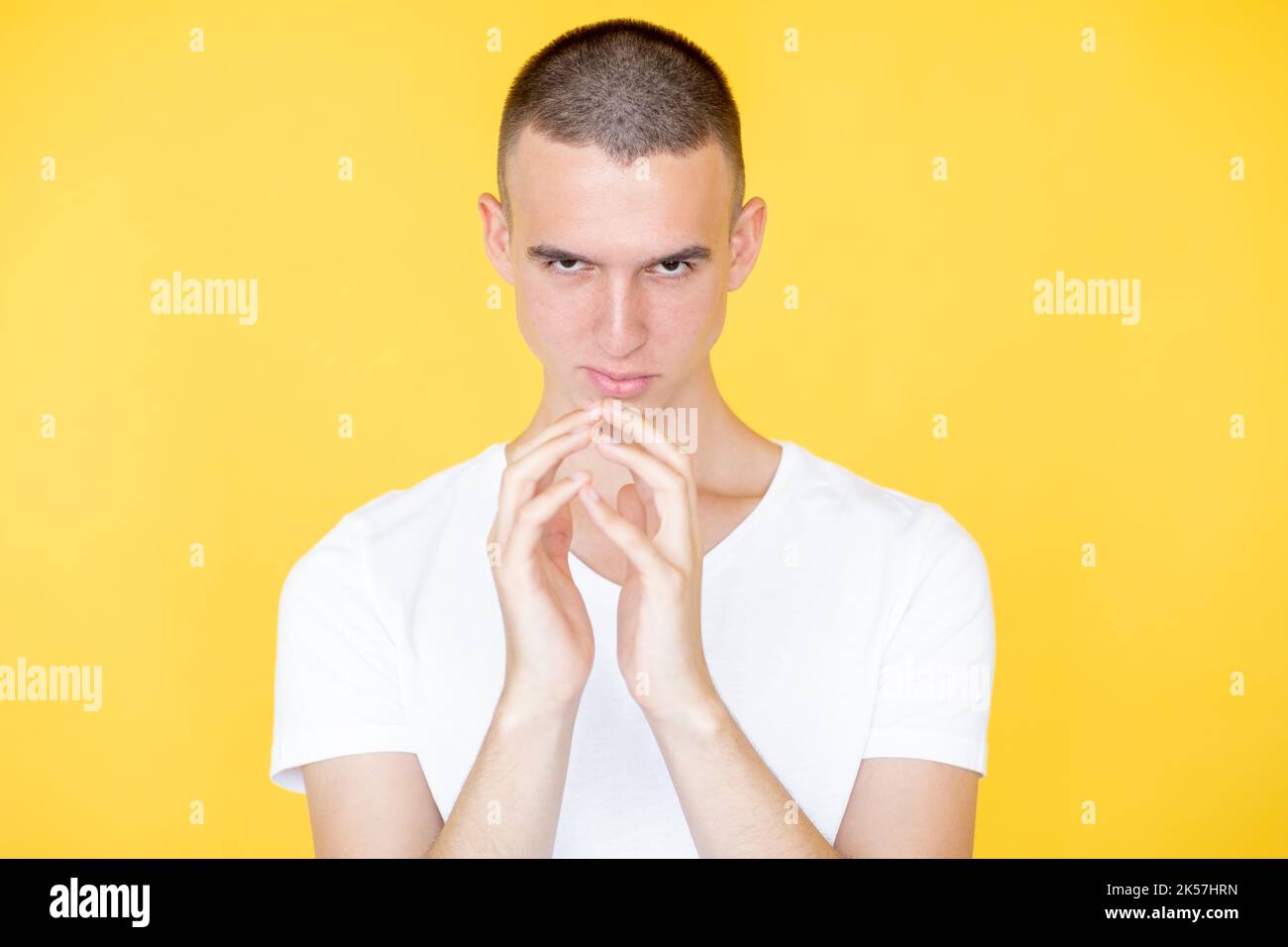 l'uomo sarcastico male guardare cattivo intenzione cospiratore Foto Stock