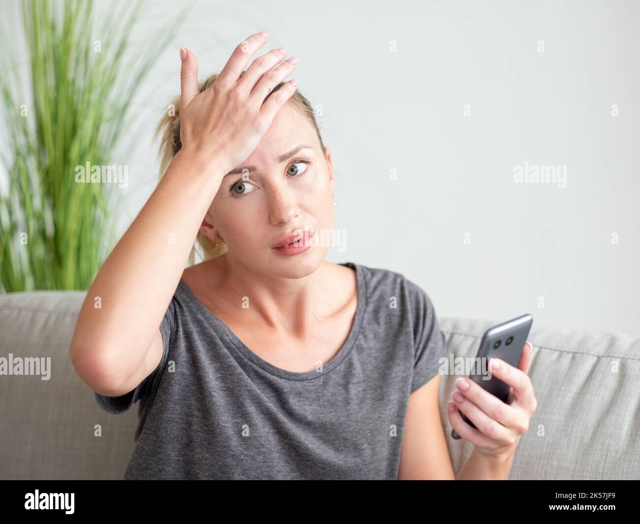 mal di testa soffrono esausta donna supporto online Foto Stock