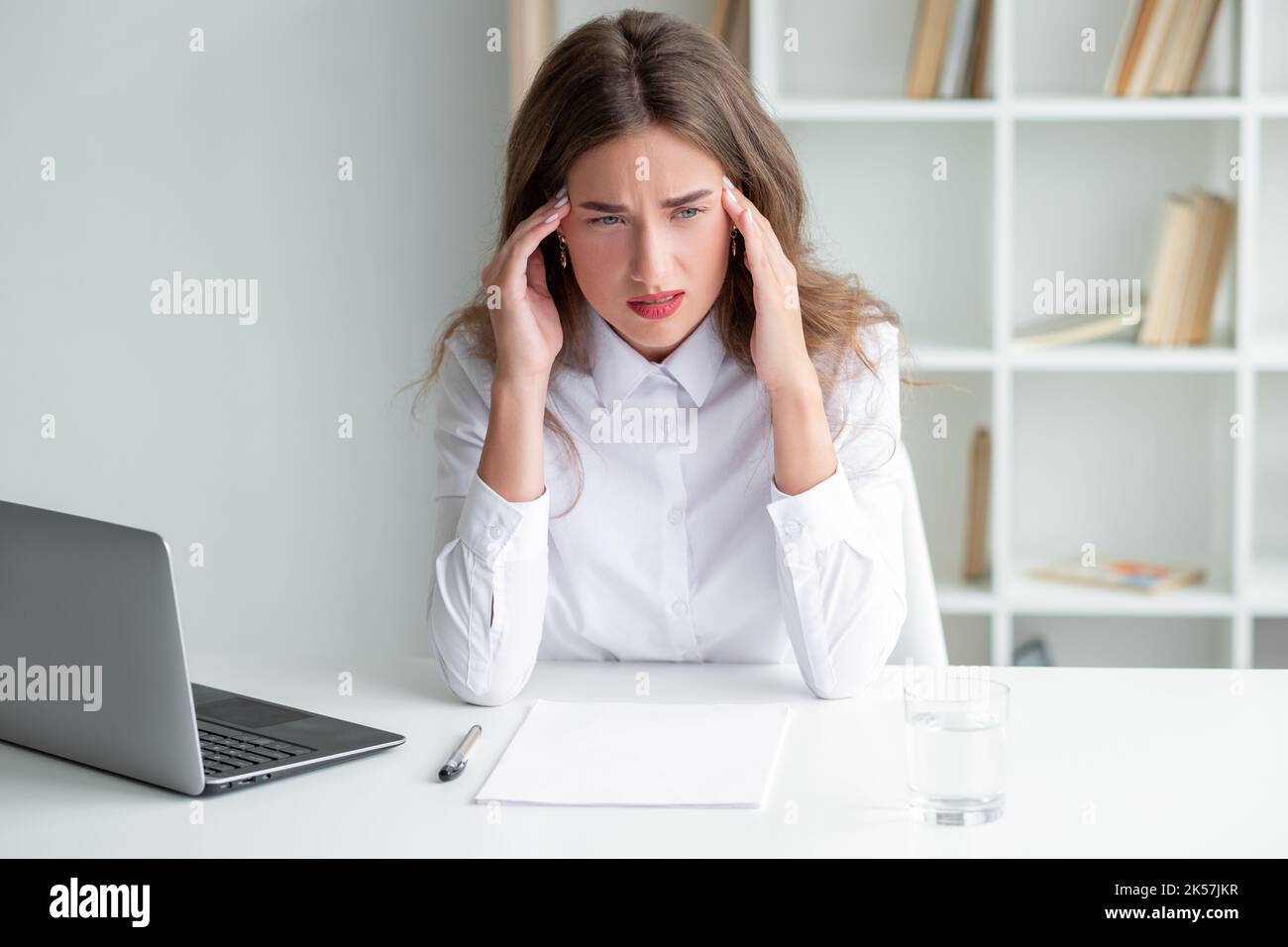 duro lavoro donna esausta considerare il problema Foto Stock