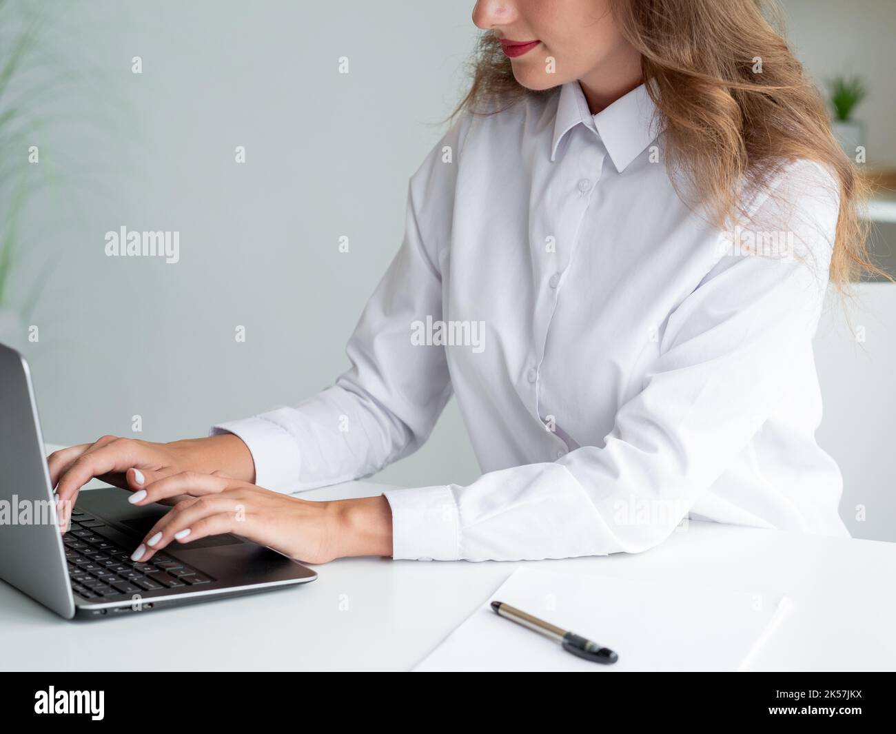 lavoratore ufficio elegante donna connessione online Foto Stock