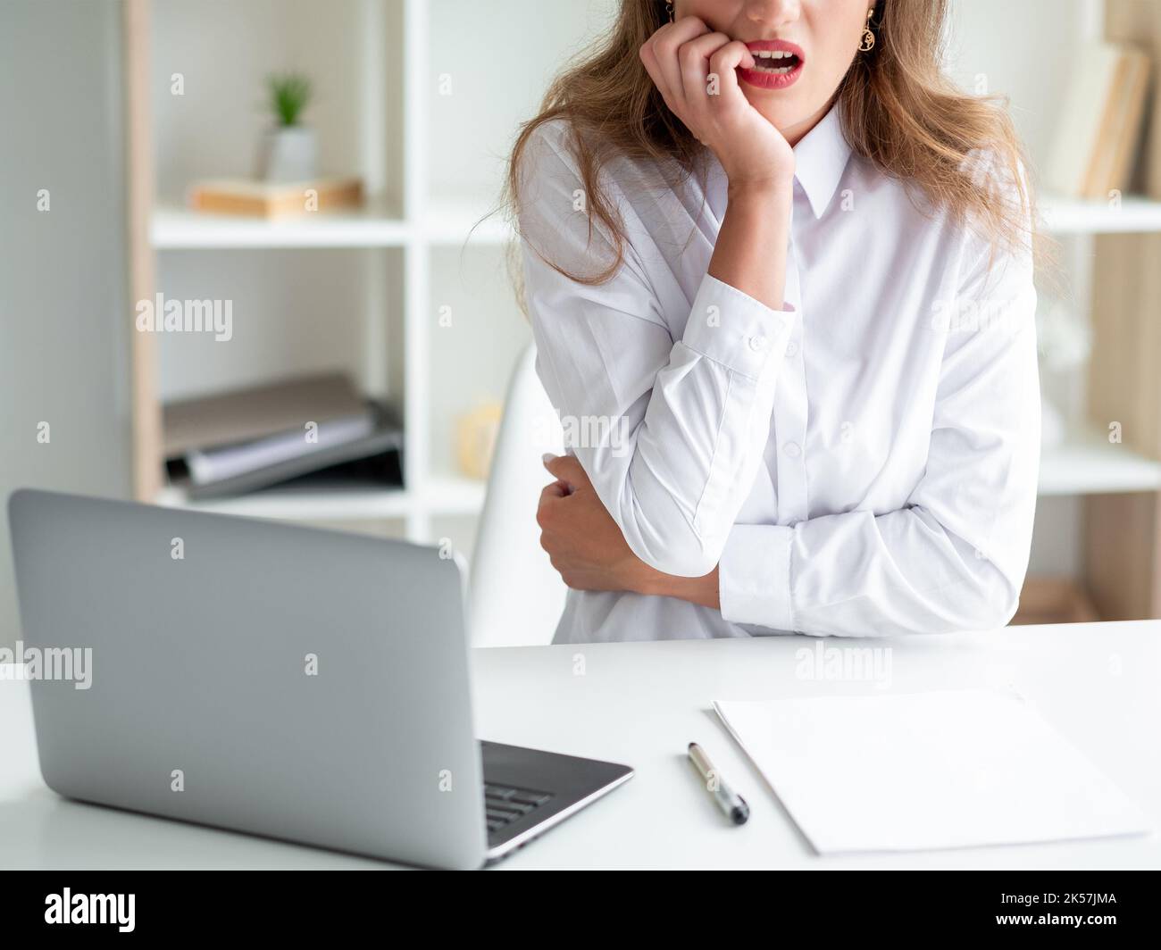 preoccupata donna ufficio difficoltà di lavoro cattive notizie Foto Stock