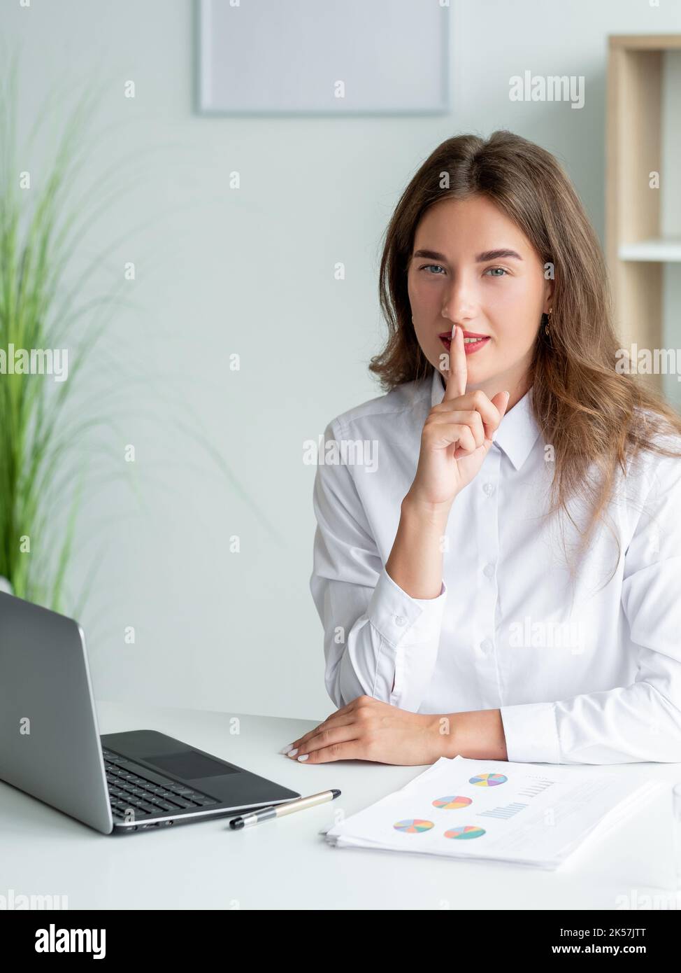 lavoro segreto bella donna mantenere il silenzio misterioso Foto Stock