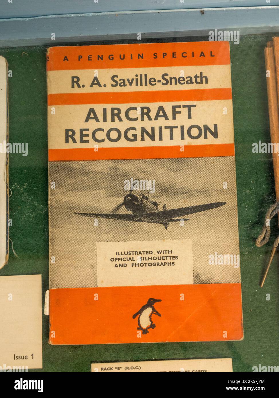 Libretto di pinguini "riconoscimento velivoli" di R A Saville-Sneath nel RAF Manston History Museum, Ramsgate, Kent, Regno Unito. Foto Stock