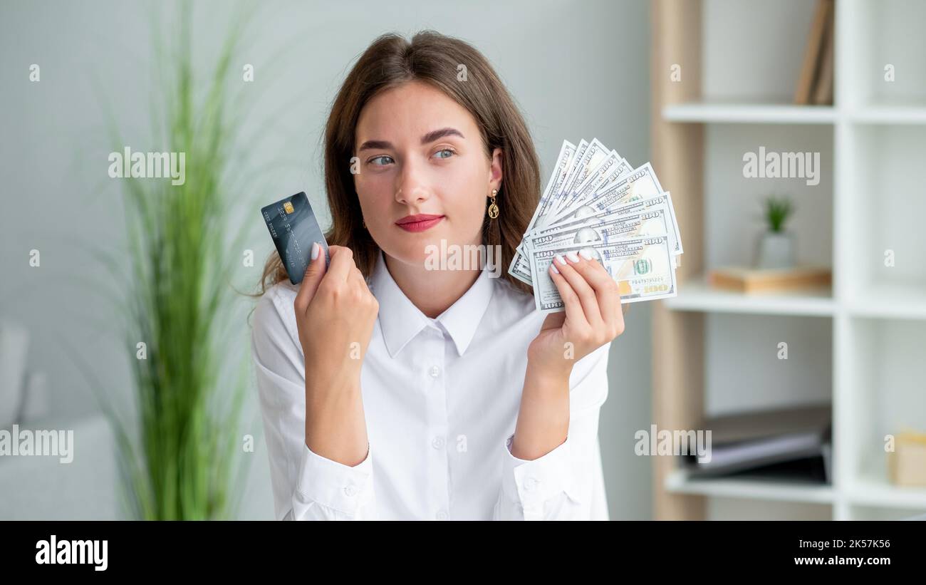 pagamenti online esitazione donna denaro mantenere Foto Stock