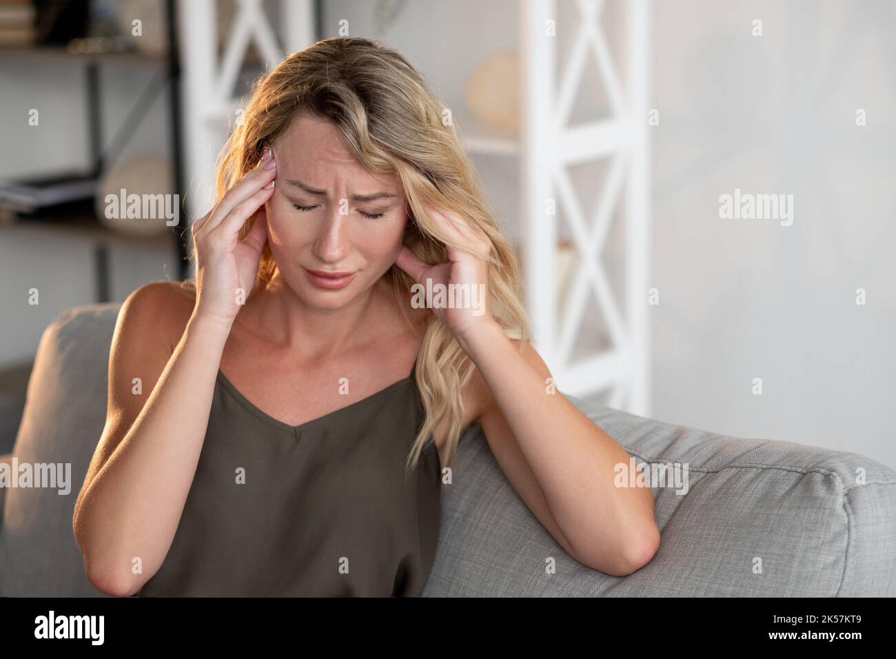 giorno esaurito sofferenza donna mal di testa frustrazione Foto Stock