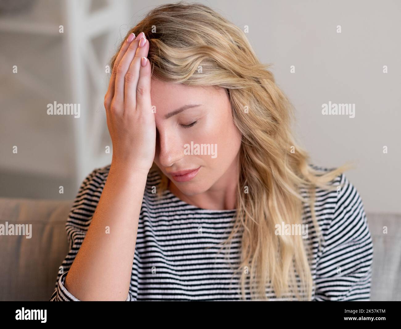 fail depressione donna disperata mal di testa soffrono Foto Stock