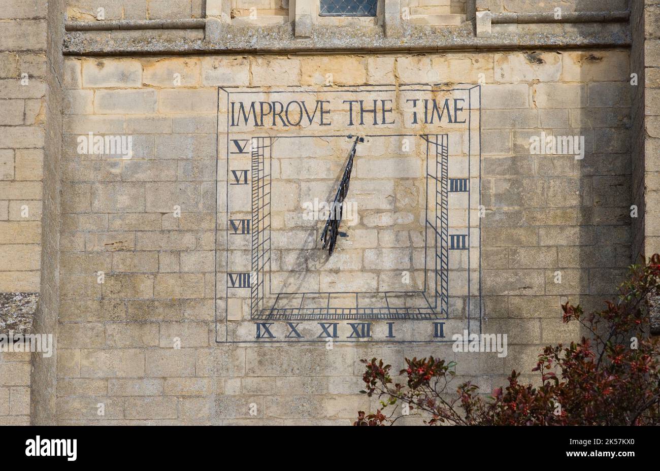 Migliora la meridiana del tempo sulla torre della chiesa di San Dionisio nel centro di Market Harbour Foto Stock