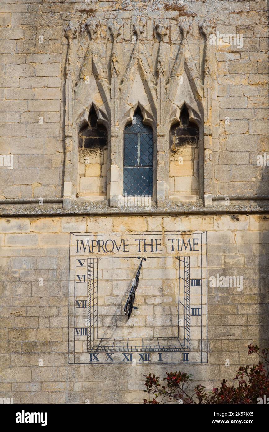 Migliora la meridiana del tempo sulla torre della chiesa di San Dionisio nel centro di Market Harbour Foto Stock