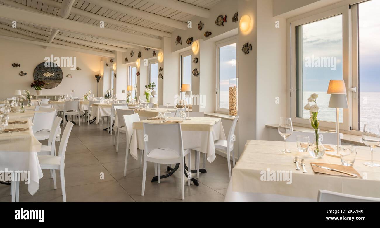 Interno di un elegante ristorante italiano con vista mare Foto Stock