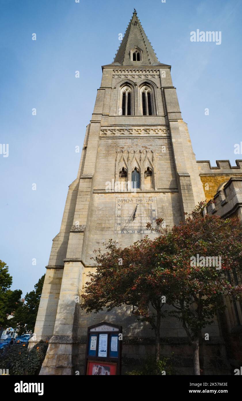 Il campanile della chiesa di San Dionisio nel centro di Market Harborough Foto Stock