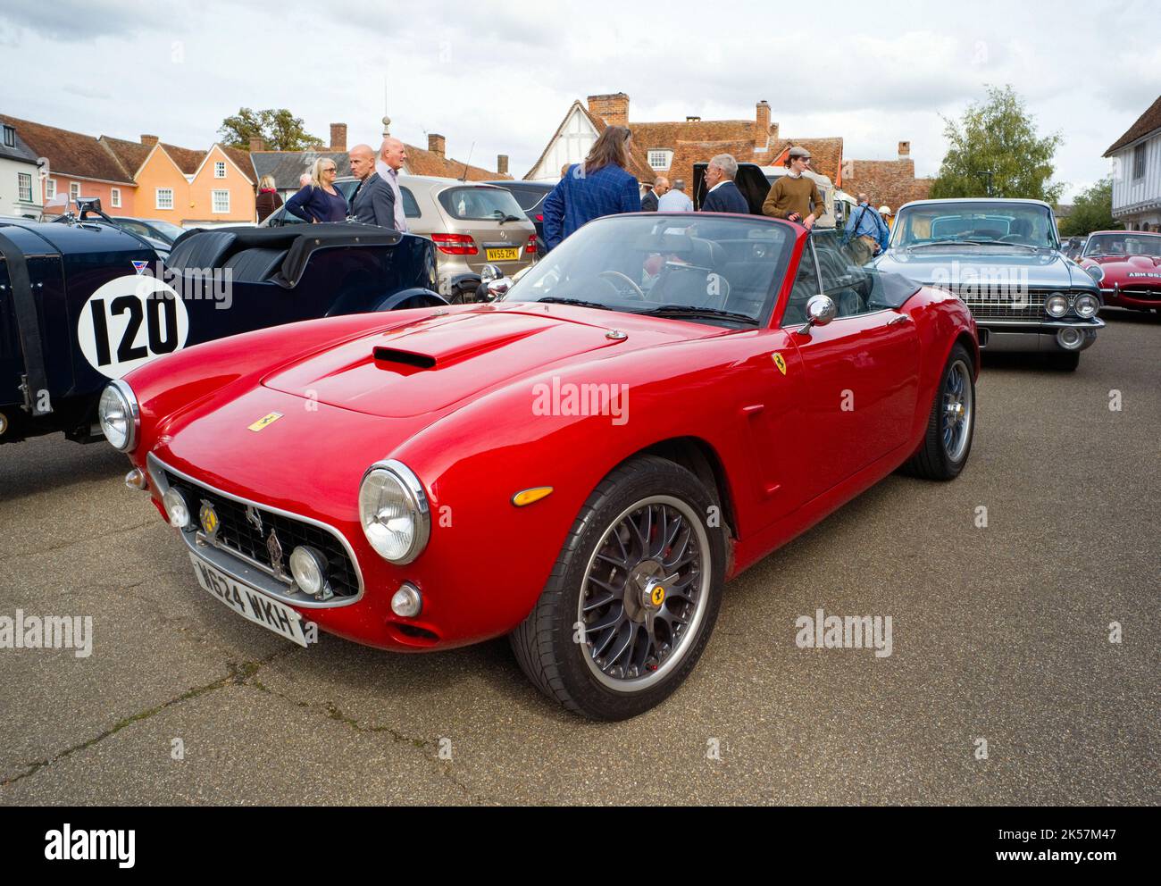 Ferrari 250 replica W624 WKH al di fuori della Guildhall a Lavenham in un rally nel 2022 Foto Stock