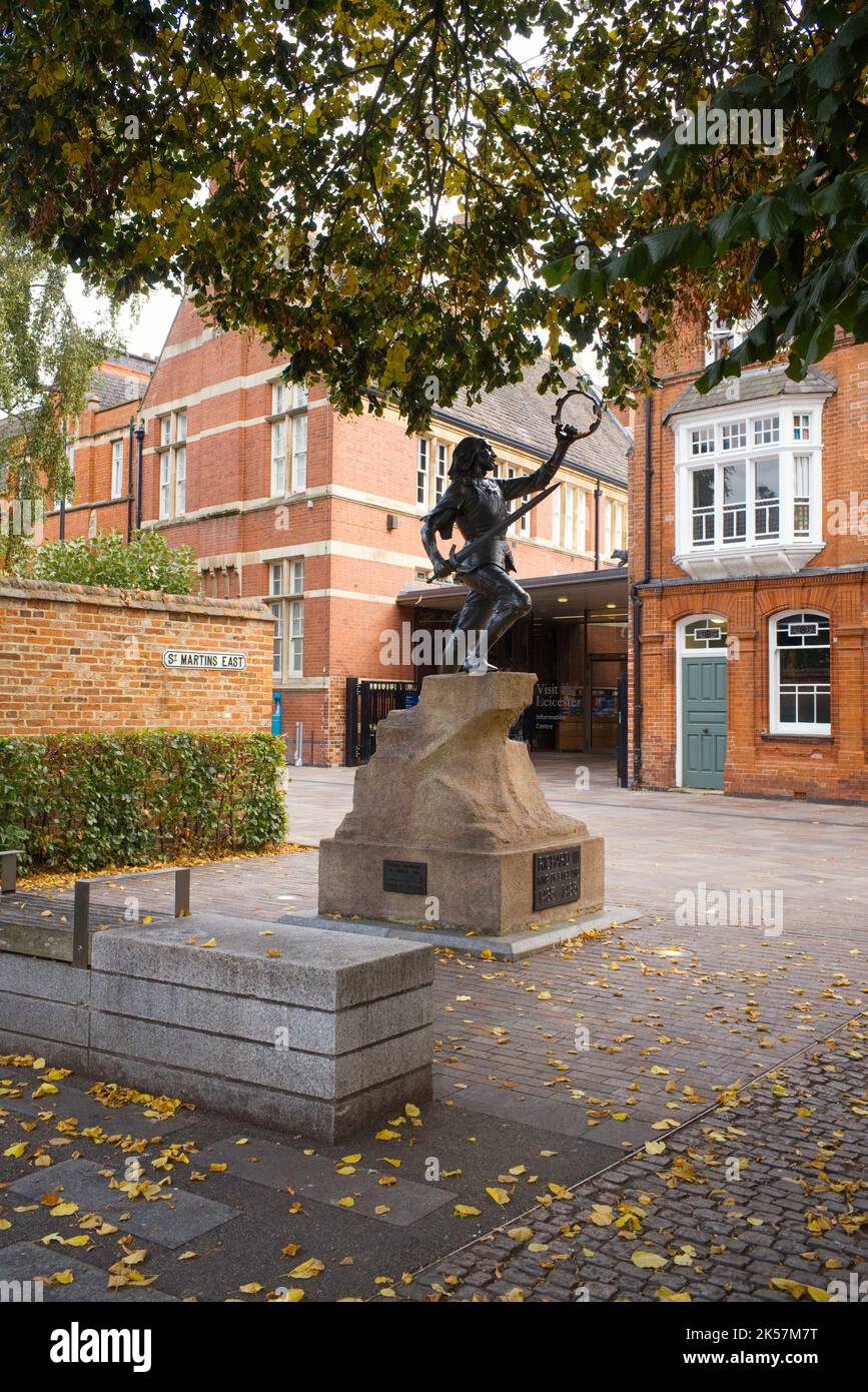 Statua di Riccardo III al di fuori del centro visitatori di Leicester Foto Stock