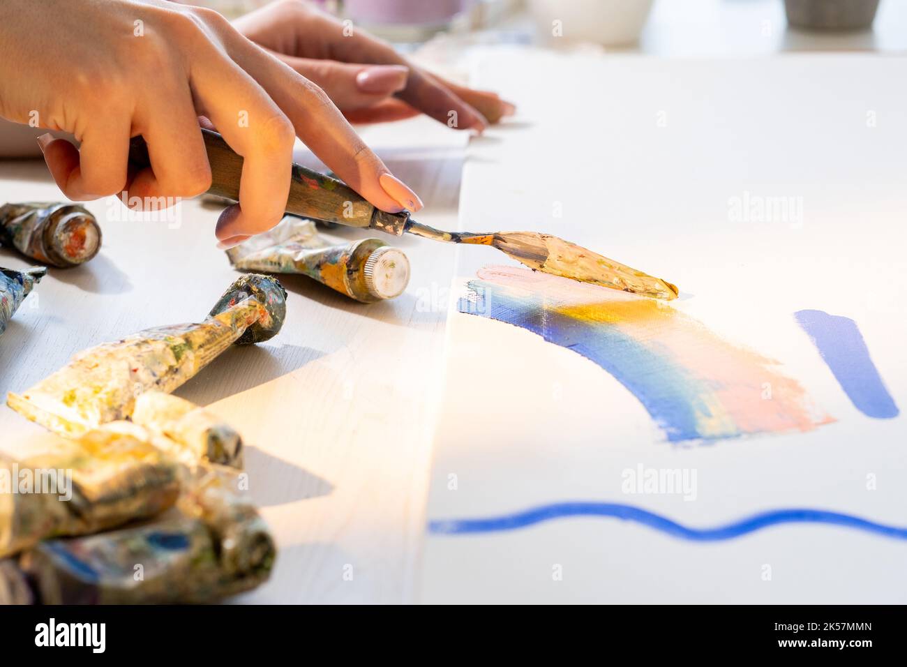 Processo di verniciatura. Stile astratto. Strumenti artistici. Master class creativa. Donna irriconoscibile che utilizza la palette coltello per le pitture espressive tubo di arte o Foto Stock