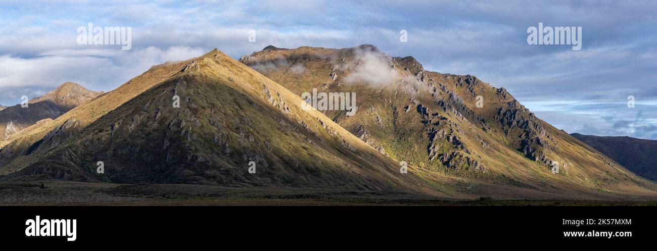 Montagne e nuvole nel Parco Territoriale di Tombstone, Yukon, Canada. Foto Stock