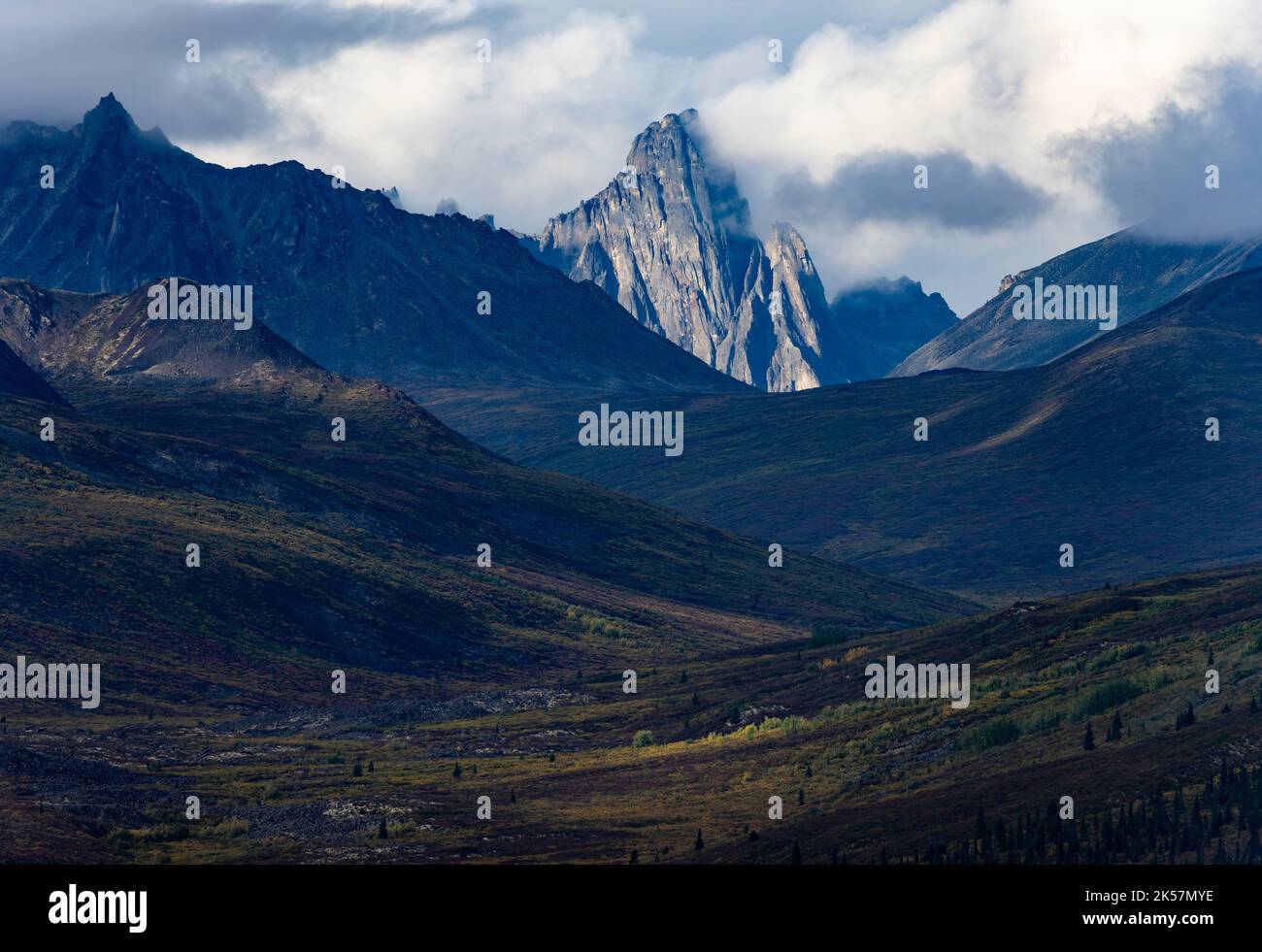 Montagne e nuvole nel Parco Territoriale di Tombstone, Yukon, Canada. Foto Stock