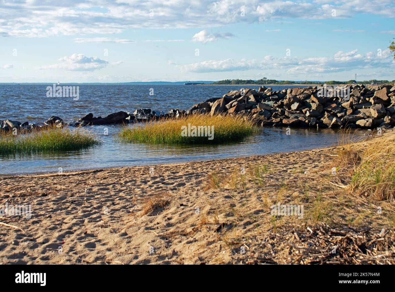 Le paludi di Sandy Hook Bay con il sole che illumina l'erba dorata di Highlands, New Jersey, USA -23 Foto Stock