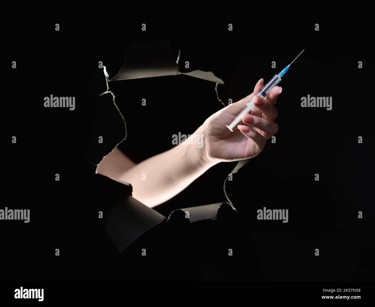 dose di farmaco antibiotico iniezione siringa a mano nera Foto Stock