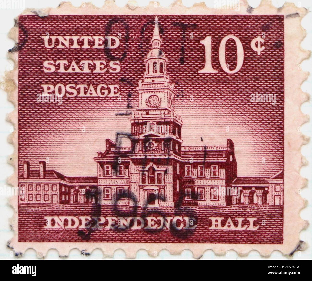 Foto di un francobollo americano con un'illustrazione di Independence Hall (1753) Filadelfia dal numero Liberty 1956 Foto Stock
